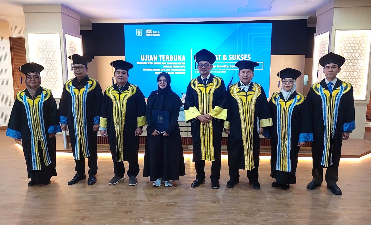 Sely Novita Sari bersama Dewan Penguji seusai Ujian Terbuka di Auditorium FTSP UII, Senin (25/5/2026). (foto : heri purwata)