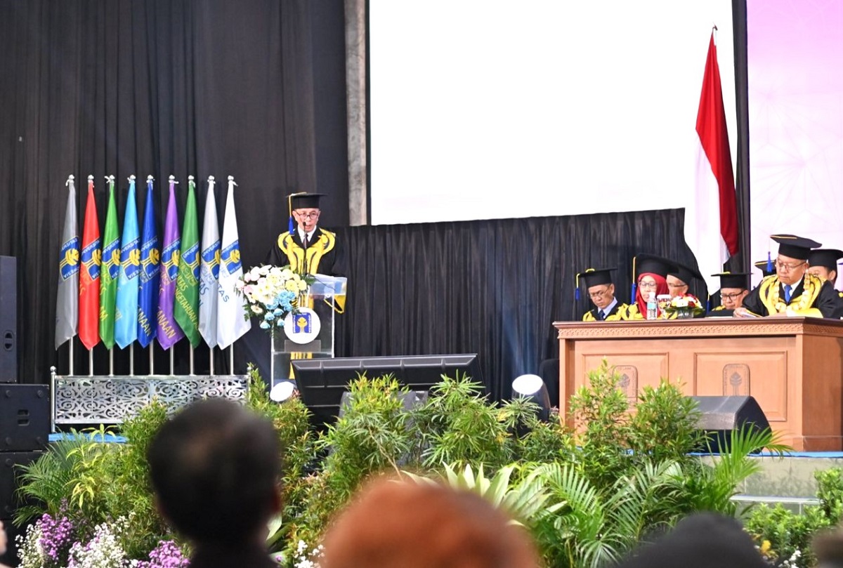 Prof Dr Suparman Marzuki saat menyampaikan pidato pengukuhan Guru Besar di Auditorium Prof KH Abdul Kahar Muzakkir, Kampus Terpadu UII Yogyakarta, Selasa (19/5/2026). (foto : istimewa)