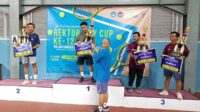 Rektor UNY, Prof Sumaryanto menyerahkan tropi dan uang pembinaan kepada para juara di GOR UNY, Sabtu (9/5/2036). (foto : heri purwata)