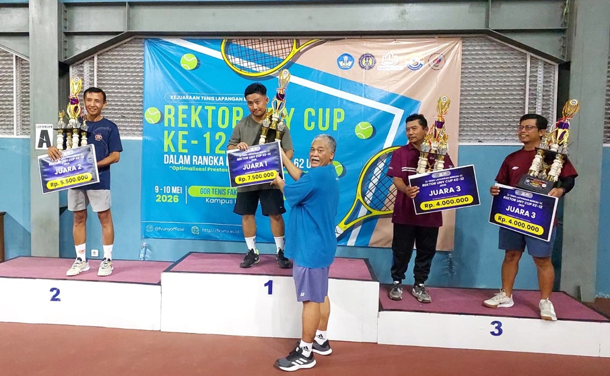 Rektor UNY, Prof Sumaryanto menyerahkan tropi dan uang pembinaan kepada para juara di GOR UNY, Sabtu (9/5/2036). (foto : heri purwata)