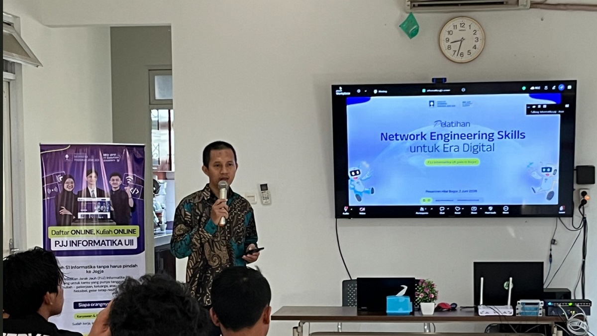 Bekti Dwi Kurniadi saat menyampaikan materi pelatihan Jaringan Komputer di PBJJ UII Pesantren Hilal, Kota Bogor, Jawa Barat, Selasa (2/6/2026). (foto : istimewa)