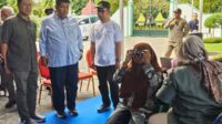 Bupati, Agung Setyawan (tengah) didampingi Ketua Baznas Kulonprogo, Alfanuha Yushida (kiri) melihat pemeriksaan mata di Pendopo Rumah Dinas Bupati Kulonprogo, Ahad (28/6/2026). (foto : istimewa)