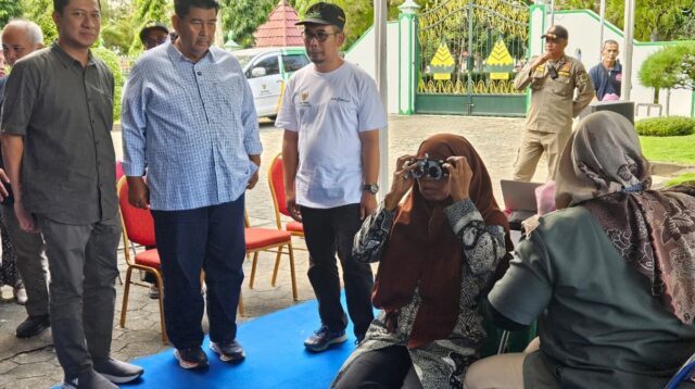 Bupati, Agung Setyawan (tengah) didampingi Ketua Baznas Kulonprogo, Alfanuha Yushida (kiri) melihat pemeriksaan mata di Pendopo Rumah Dinas Bupati Kulonprogo, Ahad (28/6/2026). (foto : istimewa)
