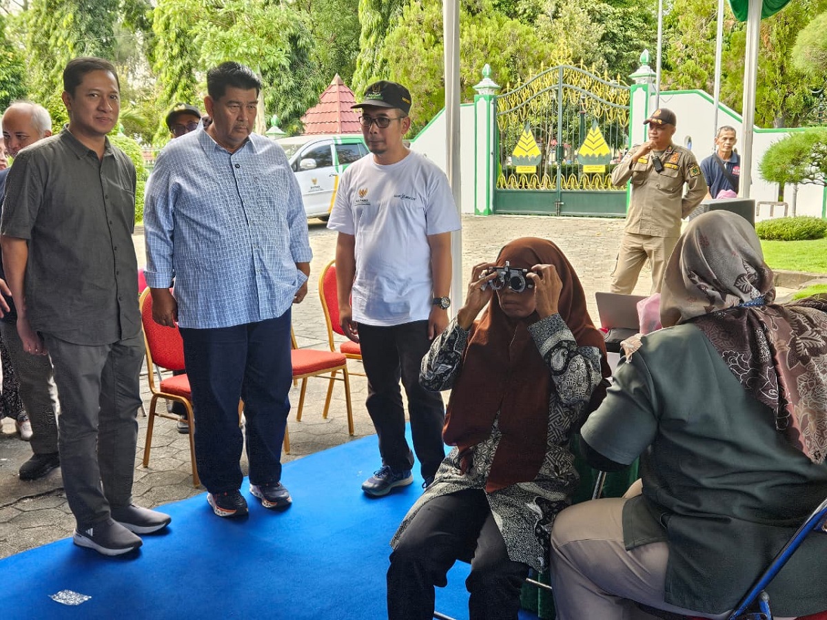 Bupati, Agung Setyawan (tengah) didampingi Ketua Baznas Kulonprogo, Alfanuha Yushida (kiri) melihat pemeriksaan mata di Pendopo Rumah Dinas Bupati Kulonprogo, Ahad (28/6/2026). (foto : istimewa)
