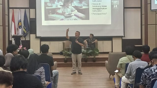 Fathul Wahid saat menyampaikan materi Kuliah Umum kepada mahasiswa, Selasa (23/6/2026). (foto : istimewa)