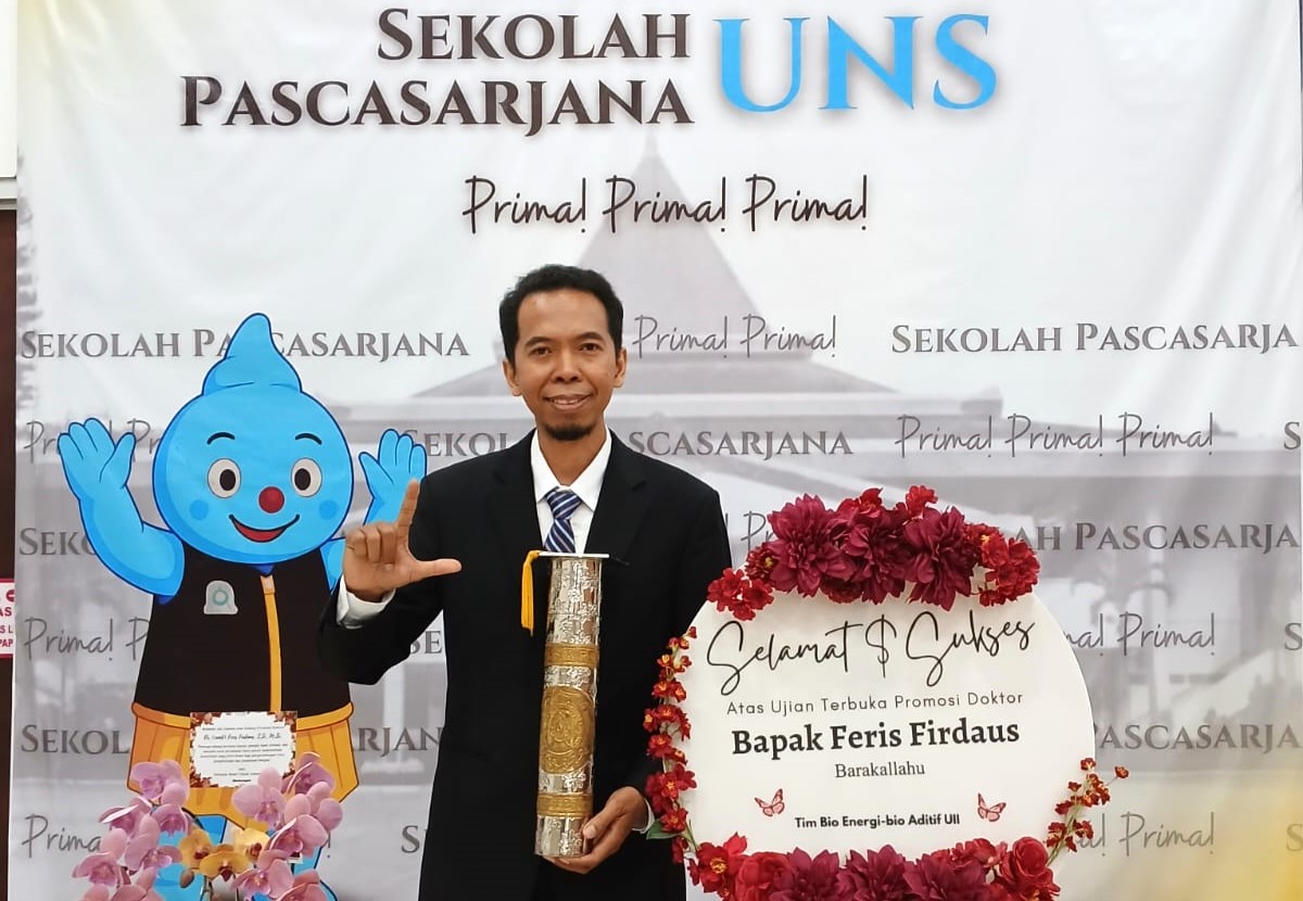 Feris Firdaus seusai Ujian Terbuka dan dinyatakan lulus serta berhak menyandang gelar Doktor dari Program Studi Ilmu Lingkungan Manajemen Sumber Daya, Sekolah Pascasarjana Universitas Sebelas Maret Surakarta, Selasa (23/6/2026). (foto : istimewa)
