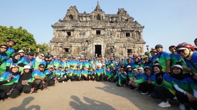 Peserta GOWES FBE UII beristirahat dan berfoto bersama di Candi. (foto : istimewa)