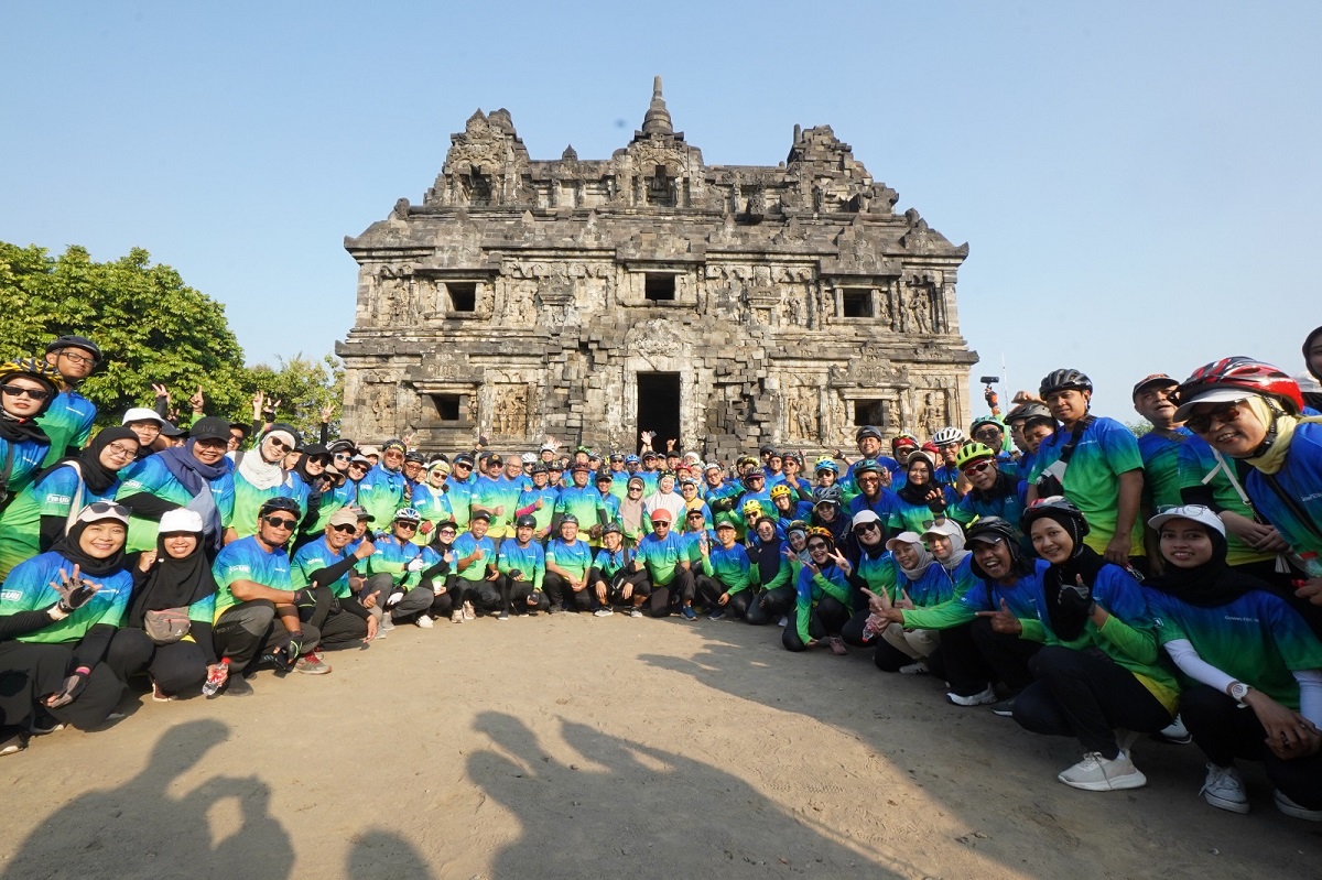 Peserta GOWES FBE UII beristirahat dan berfoto bersama di Candi. (foto : istimewa)