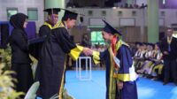 Rektor UII, Hari Purnomo mewisuda lulusan di Auditorium Abdul Kahar Mudzakkir Kampus Terpadu UII Yogyakarta, Sabtu (27/6/2026). (foto : istimewa)