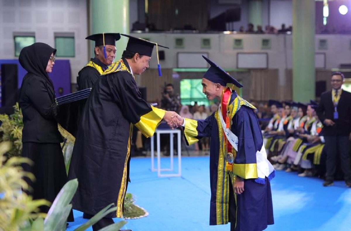 Rektor UII, Hari Purnomo mewisuda lulusan di Auditorium Abdul Kahar Mudzakkir Kampus Terpadu UII Yogyakarta, Sabtu (27/6/2026). (foto : istimewa)