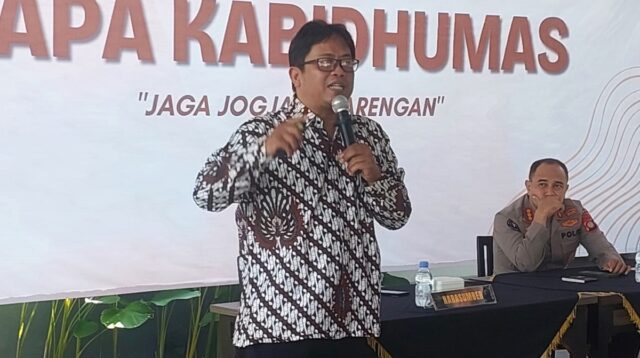 Ipan Pranashakti saat menyampaikan materi pada Sarasehan 'Sapa Kabid Humas, Jaga Jogja Sesarengan' di Yogyakarta, Selasa (9/6/2026). (foto : heri purwata)