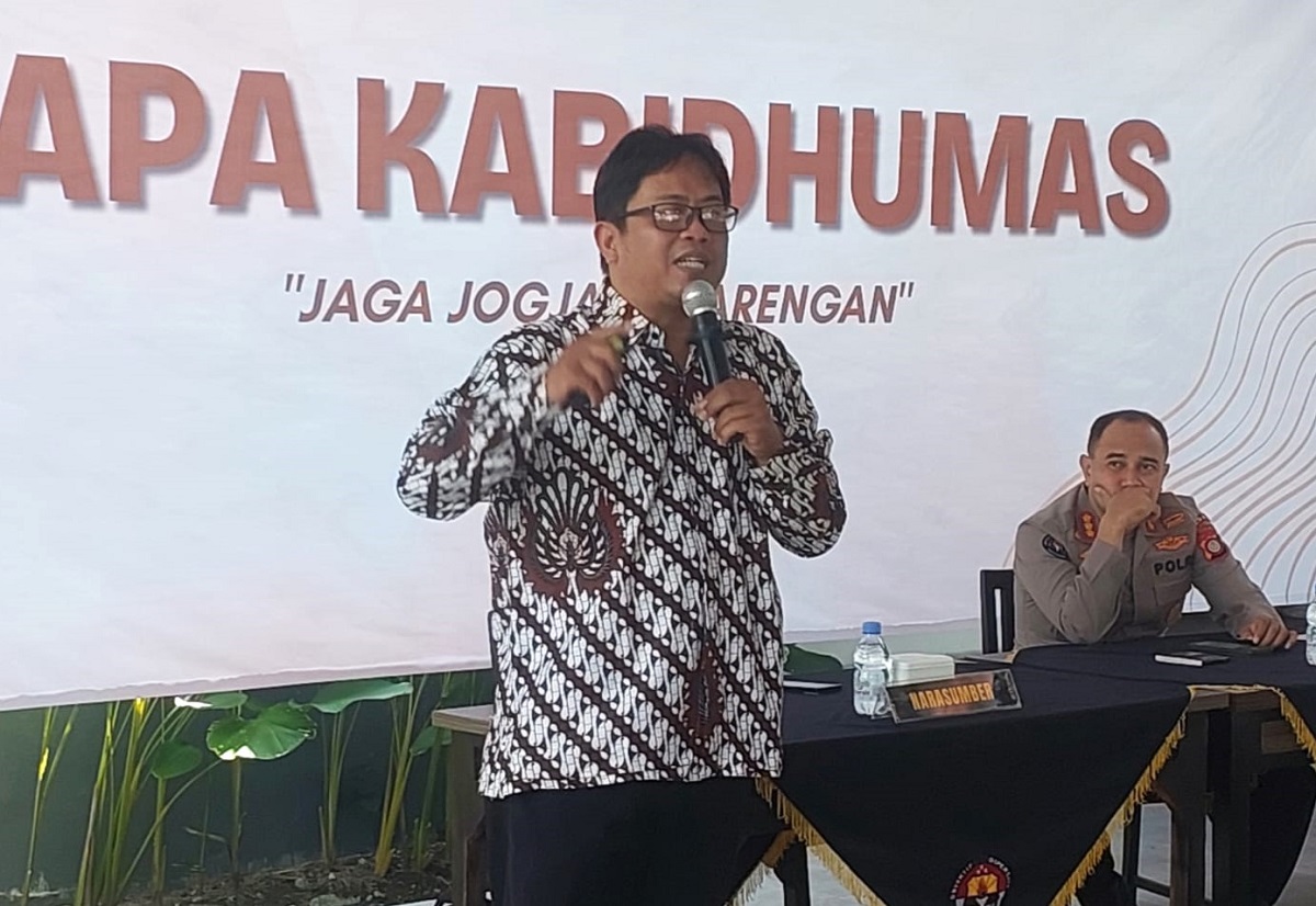 Ipan Pranashakti saat menyampaikan materi pada Sarasehan 'Sapa Kabid Humas, Jaga Jogja Sesarengan' di Yogyakarta, Selasa (9/6/2026). (foto : heri purwata)