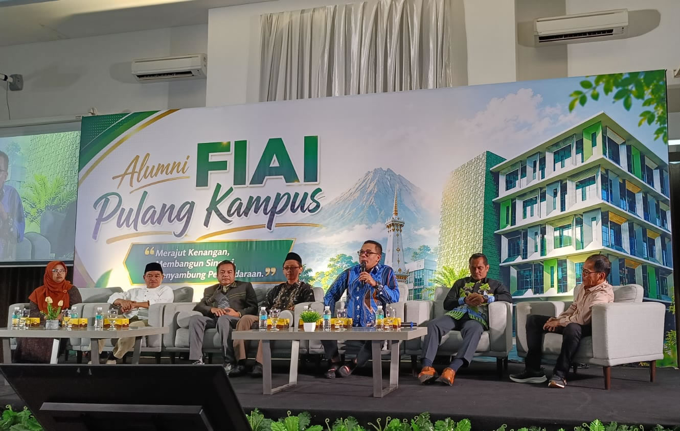 Dr. Iman Sukri M.Hum anggota DPR-RI dalam Sarasehan Alumni FIAI Pulang Kampus 2026 (foto: Muhammad Roy)
