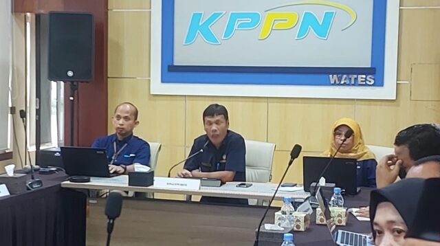 Sidik Haryadi (tengah) saat memaparkan materi Forum Konsultasi Publik (FKP) di KPPN Wates, Rabu (24/6/2026). (foto : heri purwata)
