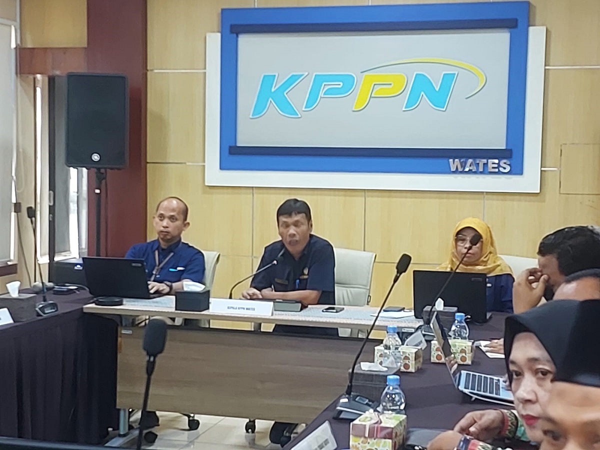 Sidik Haryadi (tengah) saat memaparkan materi Forum Konsultasi Publik (FKP) di KPPN Wates, Rabu (24/6/2026). (foto : heri purwata)