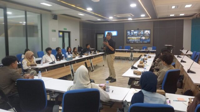 Adityanto Prayogo saat menyampaikan materi 'Workshop Pengambilan Keputusan' di Kampus FTI UII, Sabtu (11/7/2026). (foto : istimewa)