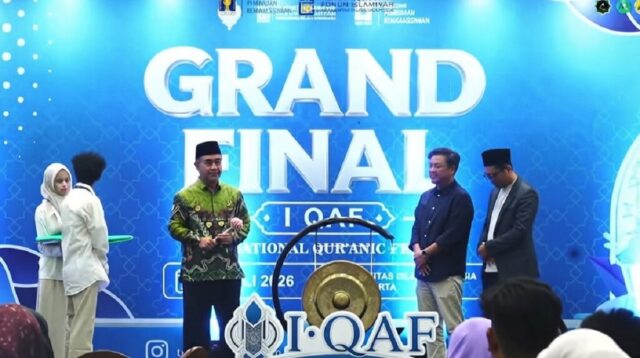 Nurjihad, Wakil Rektor Bidang Kemahasiswaan, Keagamaan, dan Kealumnian bersiap memukul gong sebagai tanda pembukaan Grand Final International Qur’anic Festival (IQAF) 2026 Auditorium Fakultas Agama Islam (FIAI) UII, Sabtu (11/7/2026). (foto : istimewa)