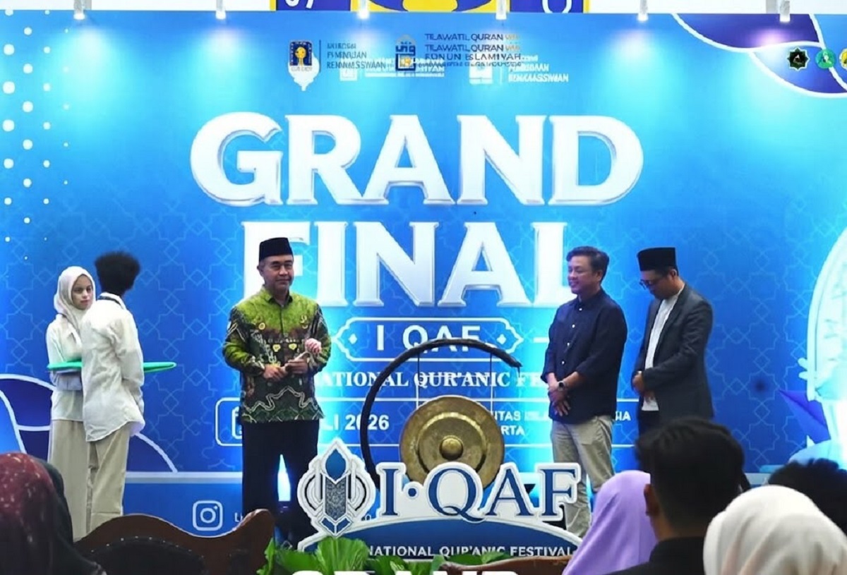 Nurjihad, Wakil Rektor Bidang Kemahasiswaan, Keagamaan, dan Kealumnian bersiap memukul gong sebagai tanda pembukaan Grand Final International Qur’anic Festival (IQAF) 2026 Auditorium Fakultas Agama Islam (FIAI) UII, Sabtu (11/7/2026). (foto : istimewa)