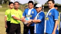 Rektor UII, Prof Hari Purnomo menyerahkan bola kepada wasit tandai pembukaan pertandingan antara UNISI FC melawan PSTN di lapangan sepakbola UII, Selasa (28/7/2026). (foto : istimewa)