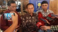 Rektor UII, Prof Hari Purnomo (tengah) didampingi Wakil Rektor, Prof Rifqi Muhammad (kanan) dan Prof Riyanto saat memberi keterangan kepada wartawan, Rabu (29/7/2026). (foto : heri purwata)