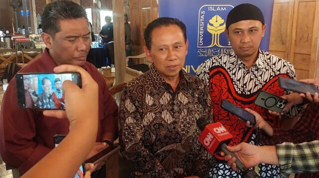 Rektor UII, Prof Hari Purnomo (tengah) didampingi Wakil Rektor, Prof Rifqi Muhammad (kanan) dan Prof Riyanto saat memberi keterangan kepada wartawan, Rabu (29/7/2026). (foto : heri purwata)