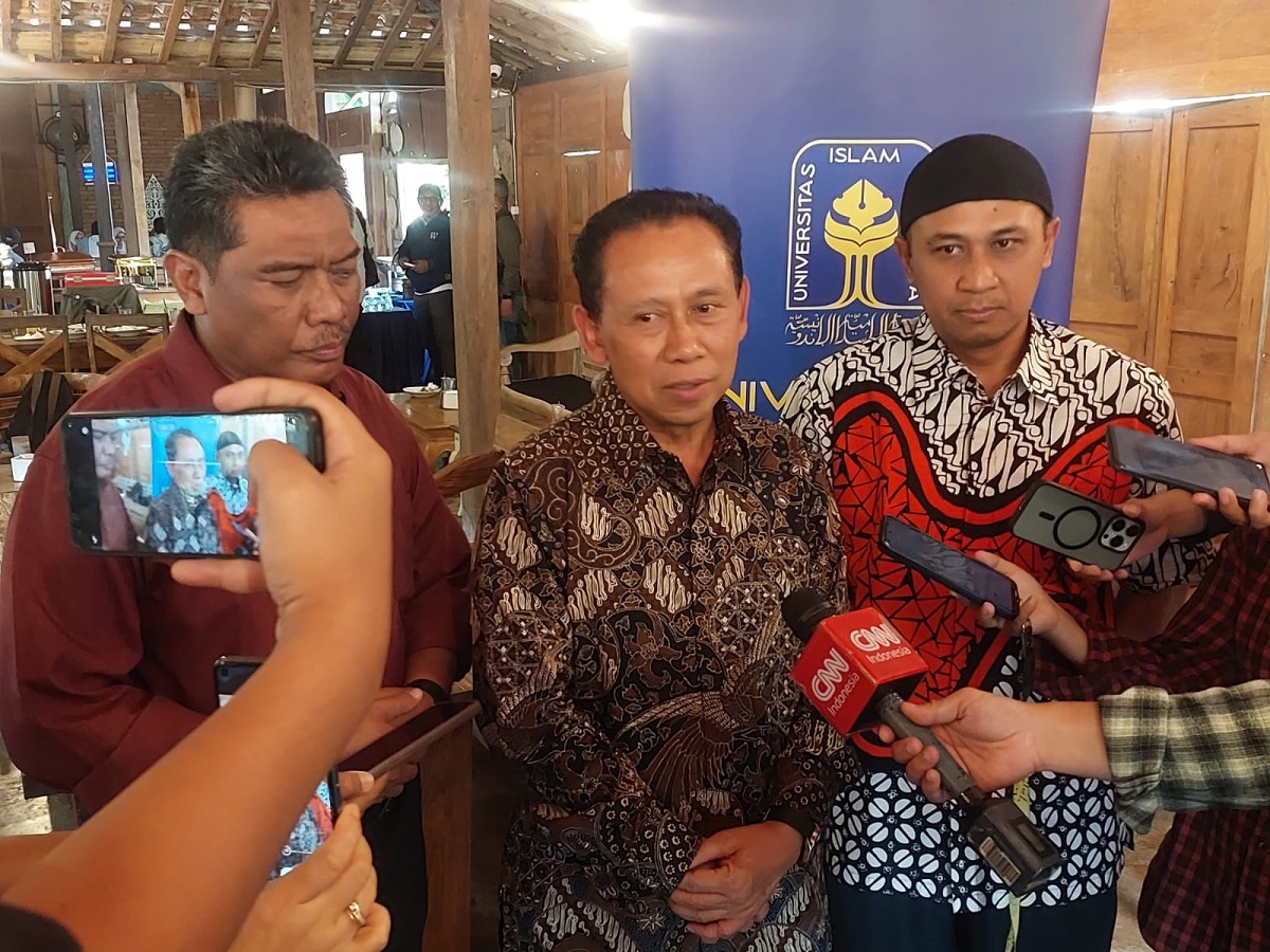 Rektor UII, Prof Hari Purnomo (tengah) didampingi Wakil Rektor, Prof Rifqi Muhammad (kanan) dan Prof Riyanto saat memberi keterangan kepada wartawan, Rabu (29/7/2026). (foto : heri purwata)