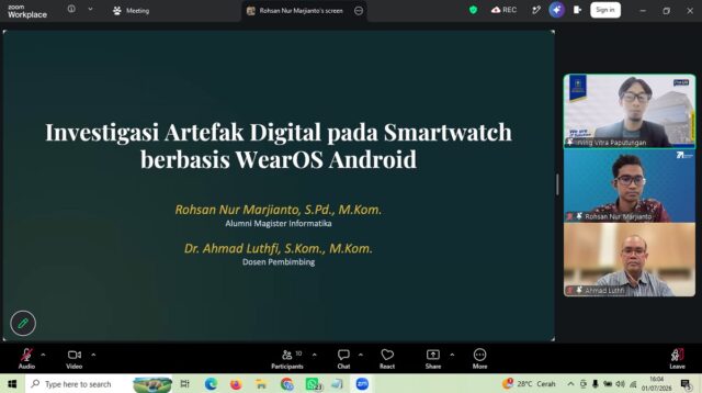 Ir Irving Vitra Paputungan ST, MSc, PhD, Ketua Prodi Magister Informatika (atas), Rohsan Nur Marjianto (tengah), dan Ahmad Luthfi saat memaparkan hasil penelitian secara virtual, Rabu (1/7/2026). (foto : screenshotzoom/heri purwata)