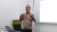 Teduh Dirgahayu saat menyampaikan materi pada Workshop 'Pemanfaatan Artificial Intelligence (AI) dalam Proses Kerja Jurnalistik' di Ruang ITC FTI UII, Selasa (7/7/2026). (foto : heri purwata)