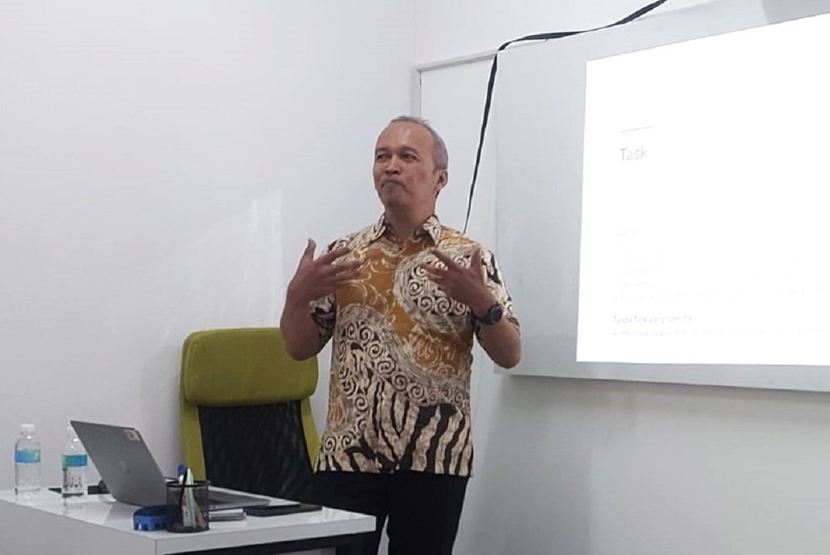 Teduh Dirgahayu saat menyampaikan materi pada Workshop 'Pemanfaatan Artificial Intelligence (AI) dalam Proses Kerja Jurnalistik' di Ruang ITC FTI UII, Selasa (7/7/2026). (foto : heri purwata)