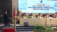 Ahmad Arif Syarif saat memberikan jawaban kepada Dewan Penguji di Auditorium FH UII, Sabtu (22/8/2026). (foto heri purwata)