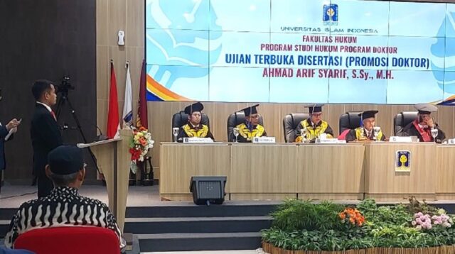 Ahmad Arif Syarif saat memberikan jawaban kepada Dewan Penguji di Auditorium FH UII, Sabtu (22/8/2026). (foto heri purwata)