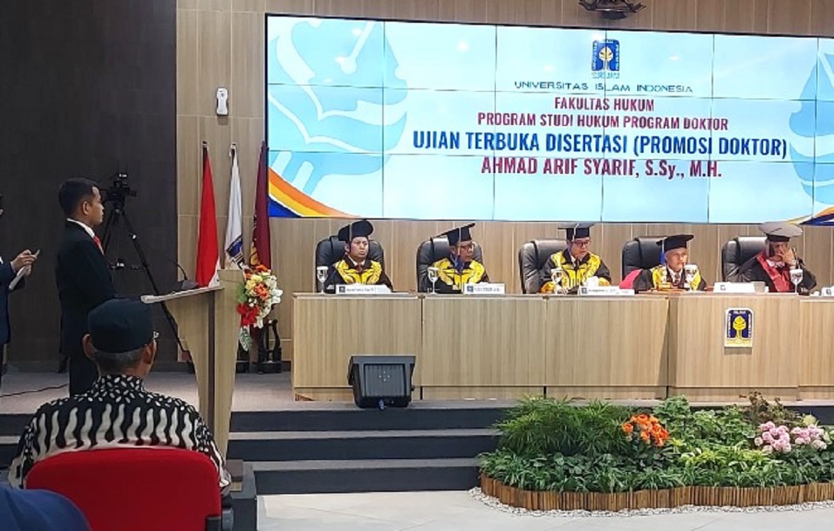 Ahmad Arif Syarif saat memberikan jawaban kepada Dewan Penguji di Auditorium FH UII, Sabtu (22/8/2026). (foto heri purwata)