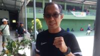 Bonit Wiryawan di sela-sela menunggu giliran bertanding di lapangan tenis UNY Yogyakarta, Sabtu (1/8/2026). (foto : heri purwata)