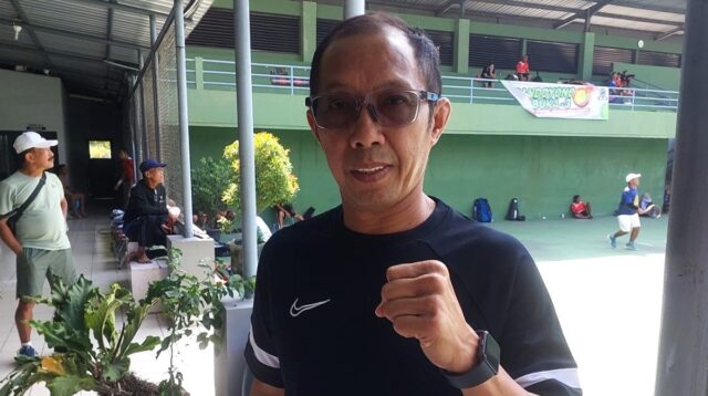 Bonit Wiryawan di sela-sela menunggu giliran bertanding di lapangan tenis UNY Yogyakarta, Sabtu (1/8/2026). (foto : heri purwata)