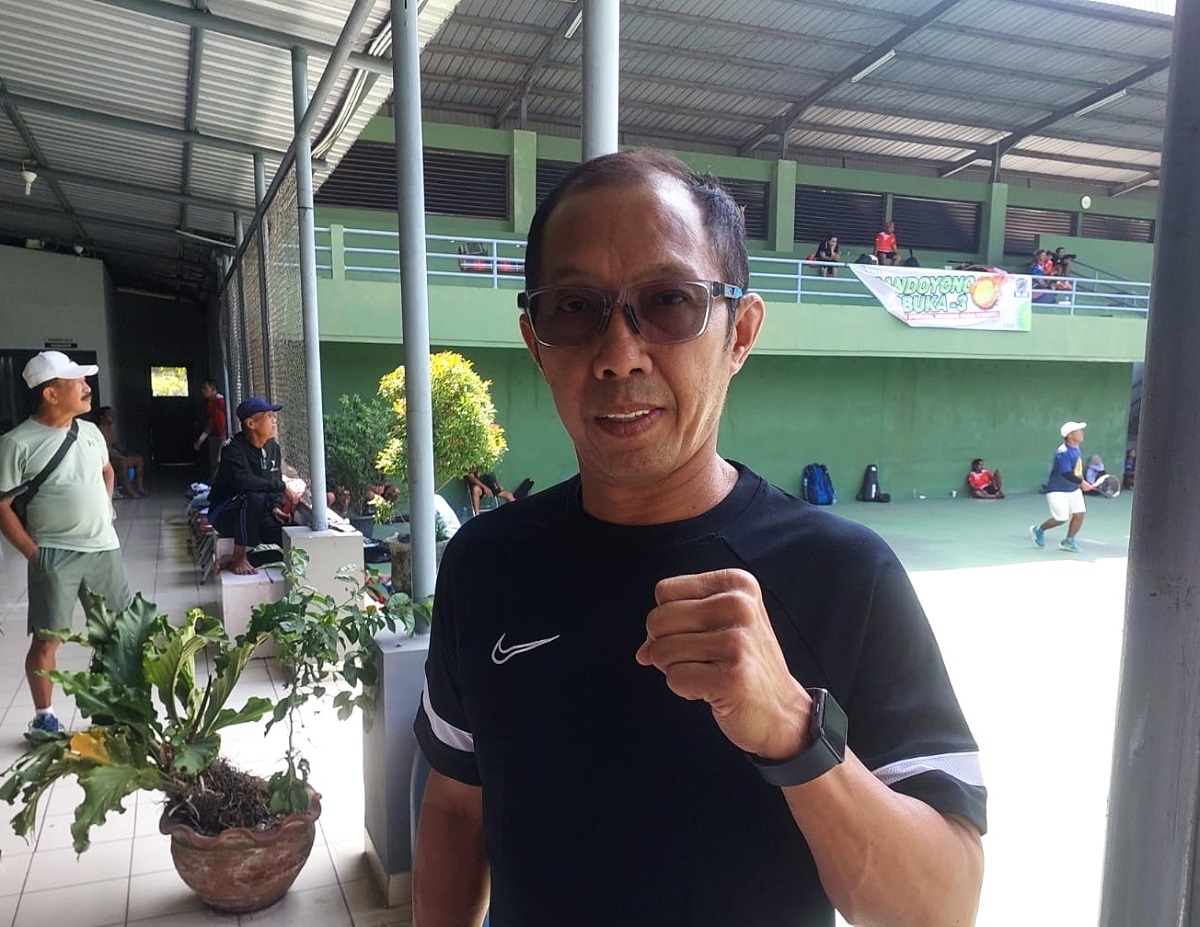 Bonit Wiryawan di sela-sela menunggu giliran bertanding di lapangan tenis UNY Yogyakarta, Sabtu (1/8/2026). (foto : heri purwata)