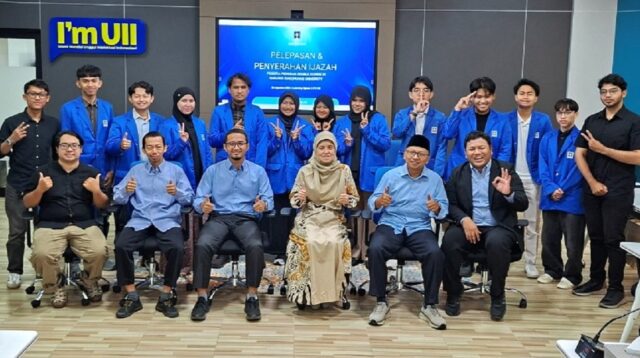 Pelepasan mahasiswa FTI UII yang akan mengikuti program double degree di Nanjing Xiaozhuang University (NXU), Tiongkok. (foto : istimewa)