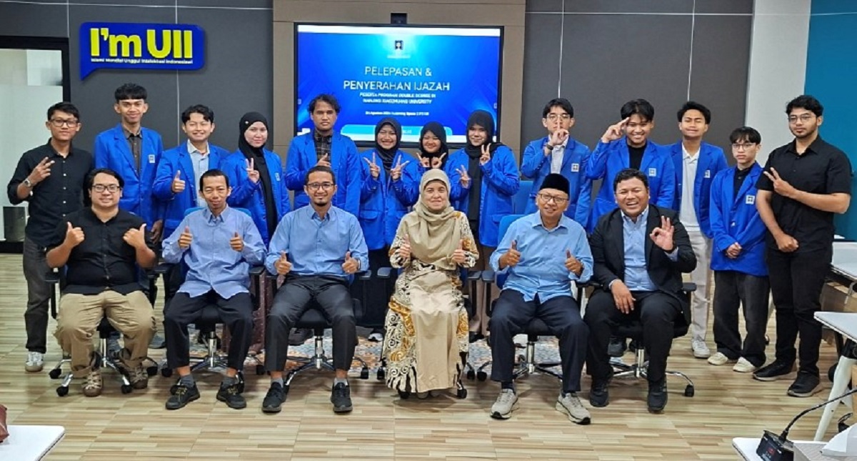 Pelepasan mahasiswa FTI UII yang akan mengikuti program double degree di Nanjing Xiaozhuang University (NXU), Tiongkok. (foto : istimewa)