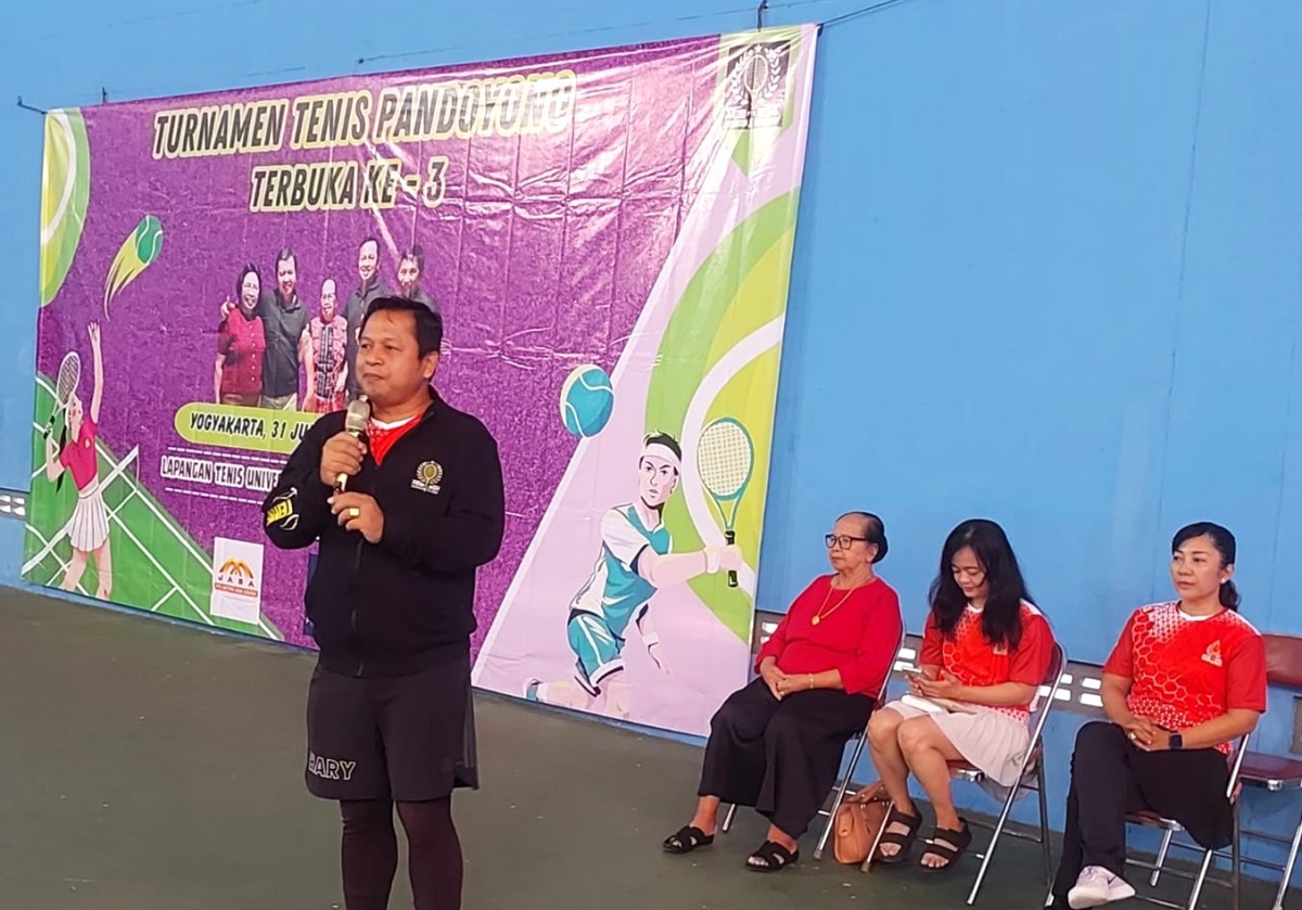 Hari Purnama saat menyampaikan sambutan pembukaan Turnamen Tenis Pandoyono 3 di lapangan tenis UNY Yogyakarta, Sabtu (1/8/2026). (foto : heri purwata)
