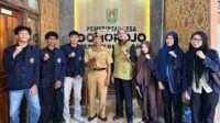 Mahasiswa KKN Kelompok 32 UNIMMA bersama Dosen Pembimbing, dan Kepala Desa Donorojo. (foto : istimewa)