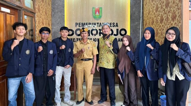 Mahasiswa KKN Kelompok 32 UNIMMA bersama Dosen Pembimbing, dan Kepala Desa Donorojo. (foto : istimewa)