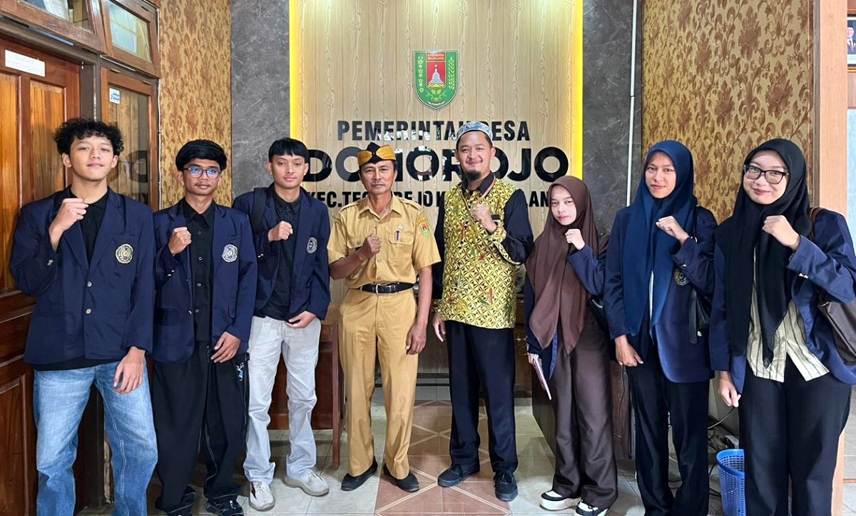 Mahasiswa KKN Kelompok 32 UNIMMA bersama Dosen Pembimbing, dan Kepala Desa Donorojo. (foto : istimewa)