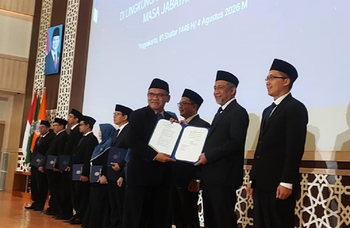 Rektor UAD, Prof Muchlas saat melantik 11 Dekan Periode 2026-2030 di Kampus 4 Yogyakarta, Selasa (4/8/2026). (foto : heri purwata)