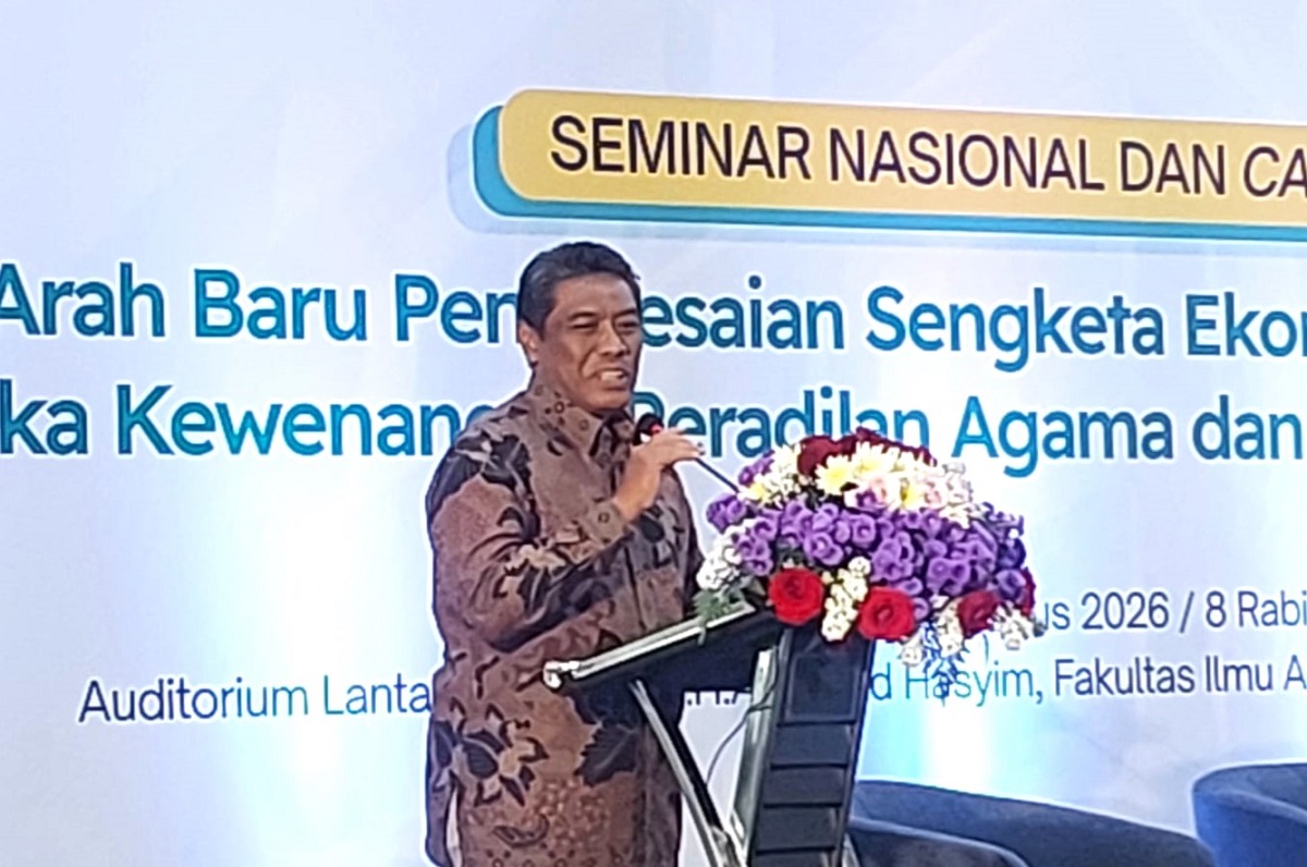 Prof Riyanto saat menyampaikan sambutan pada pembukaan Seminar dan Call for Papers 'Arah Baru Penyelesaian Sengketa Ekonomi Syariah di Era Digital : Dinamika Kewenangan Peradilan Agama dan Prospek Peradilan Niaga Syariah' di FIAI UII, Jumat (21/8/2026). (foto : heri purwata)