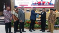 Taufik Basari (kiri) menyerahkan kenang-kenangan kepada Prof Hari Purnomo seusai pembukaan Diskusi Konstitusi di FH UII Yogyakarta, Rabu (5/8/2026). (foto : heri purwata)