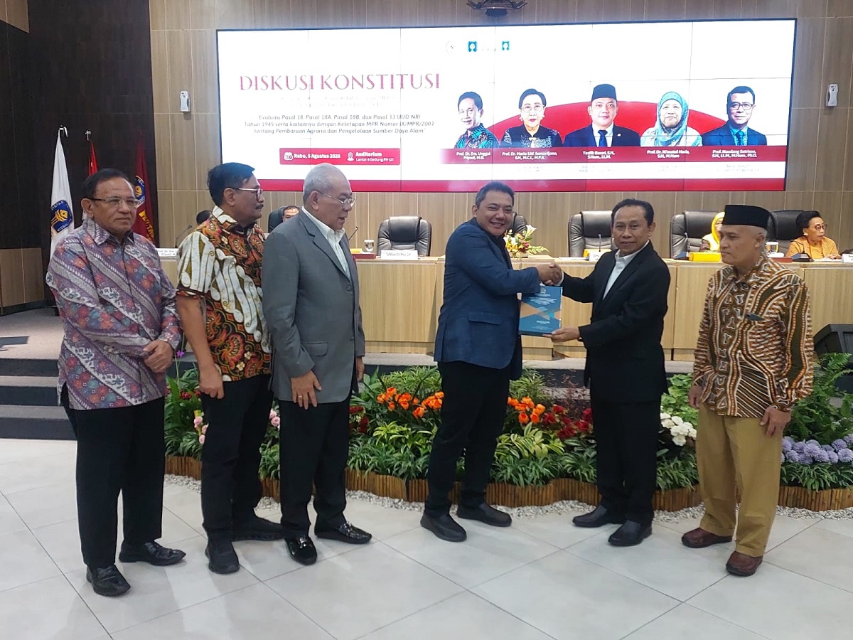 Taufik Basari (kiri) menyerahkan kenang-kenangan kepada Prof Hari Purnomo seusai pembukaan Diskusi Konstitusi di FH UII Yogyakarta, Rabu (5/8/2026). (foto : heri purwata)