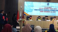 Yanny Tuharyati saat menjawab pertanyaan Dewan Penguji pada Ujian Terbuka di Auditorium FH UII. (Foto : heri purwata)