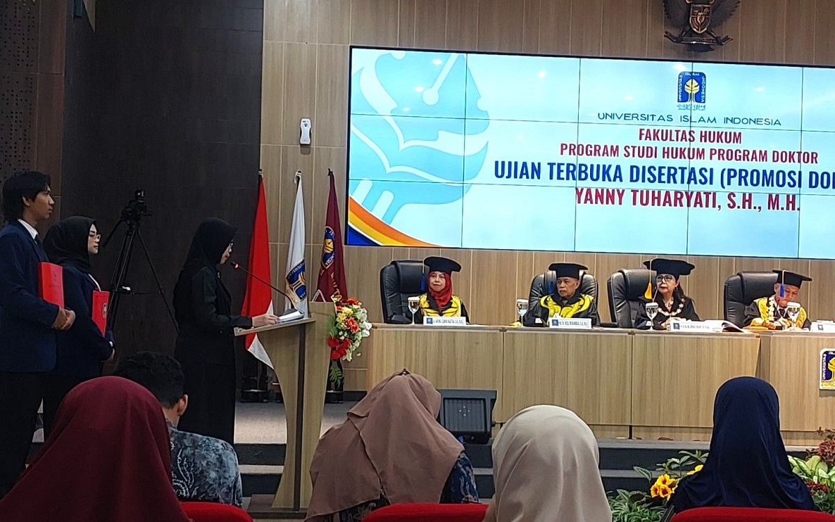 Yanny Tuharyati saat menjawab pertanyaan Dewan Penguji pada Ujian Terbuka di Auditorium FH UII. (Foto : heri purwata)