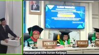 Muhammad Wahid Jamil (kiri) saat memaparkan hasil penelitian desertasinya pada Ujian Terbuka di Program Doktor (S3) Studi Islam Universitas Islam Negeri (UIN) Sunan Kalijaga Yogyakarta, Rabu (19/8/2026). (foto : screenshot/youtube/heri purwata)