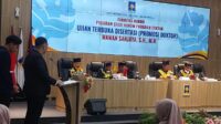 Wawan Sanjaya saat memberikan jawaban pertanyaan Dewan Penguji di Auditorium FH UII Kampus Terpadu Yogyakarta, Sabtu (22/8/2026). (foto : heri purwata)