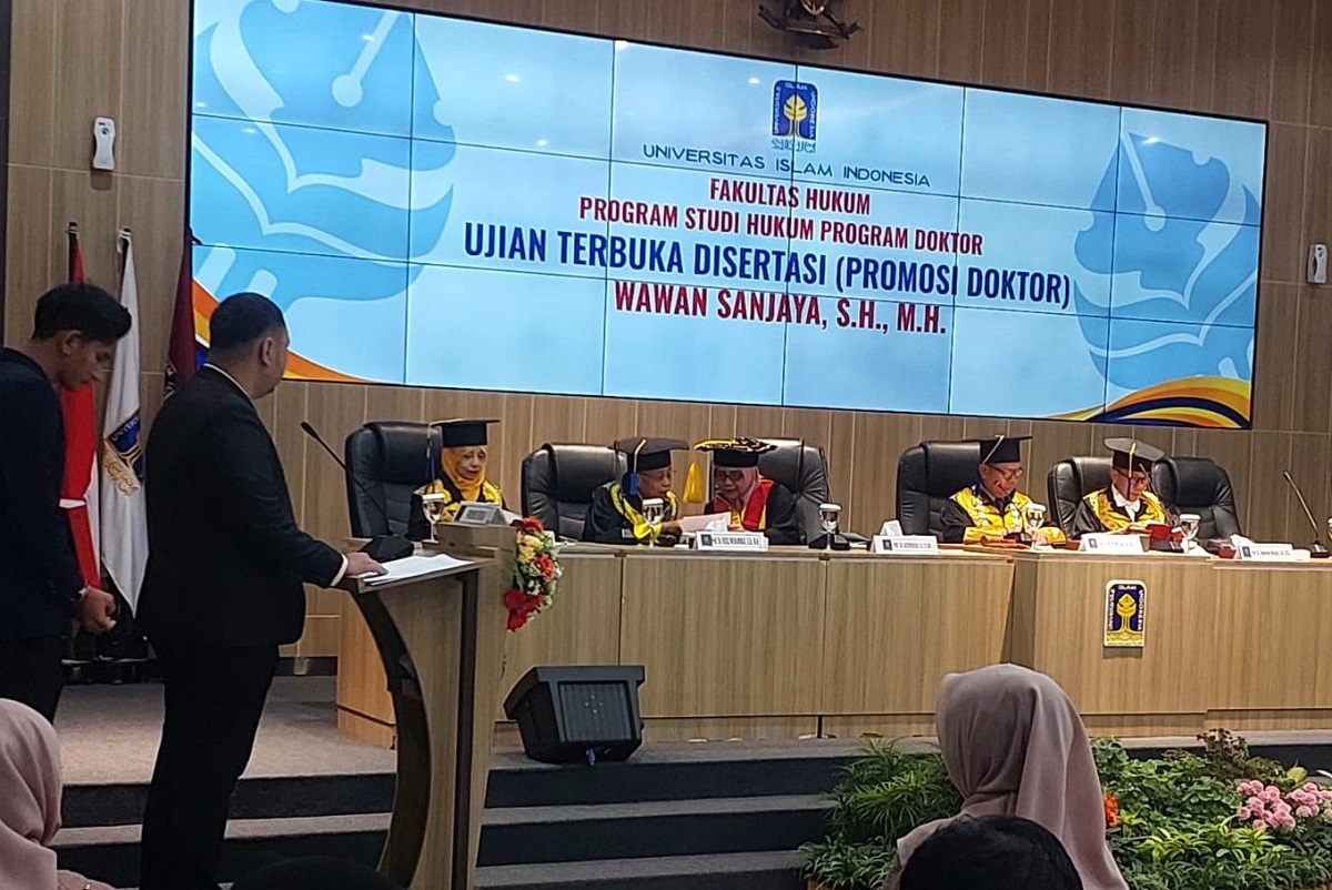 Wawan Sanjaya saat memberikan jawaban pertanyaan Dewan Penguji di Auditorium FH UII Kampus Terpadu Yogyakarta, Sabtu (22/8/2026). (foto : heri purwata)